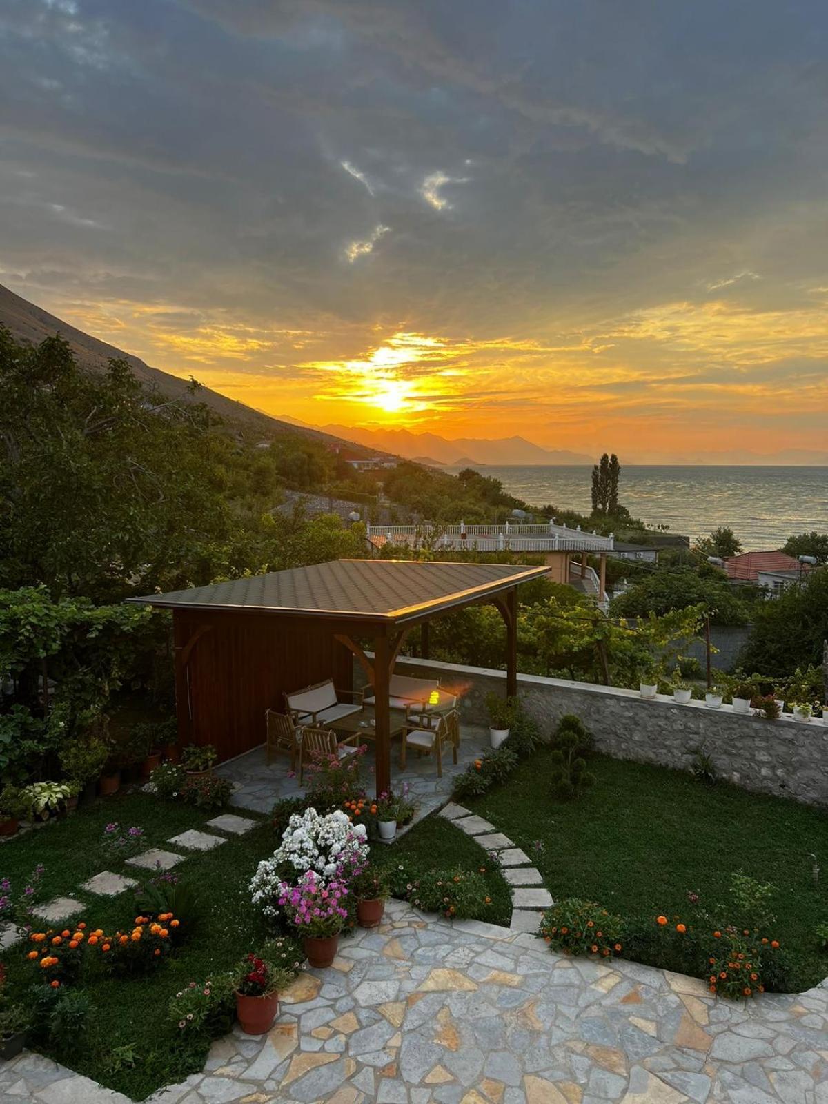 Aloha House Hotel Shkoder Exterior photo