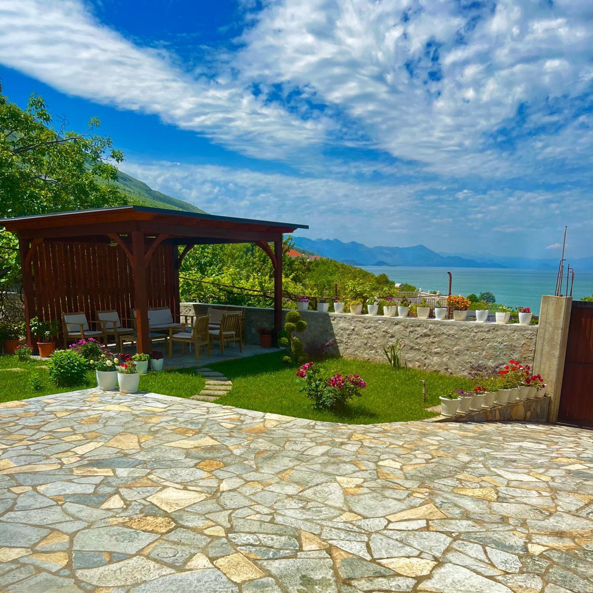 Aloha House Hotel Shkoder Exterior photo